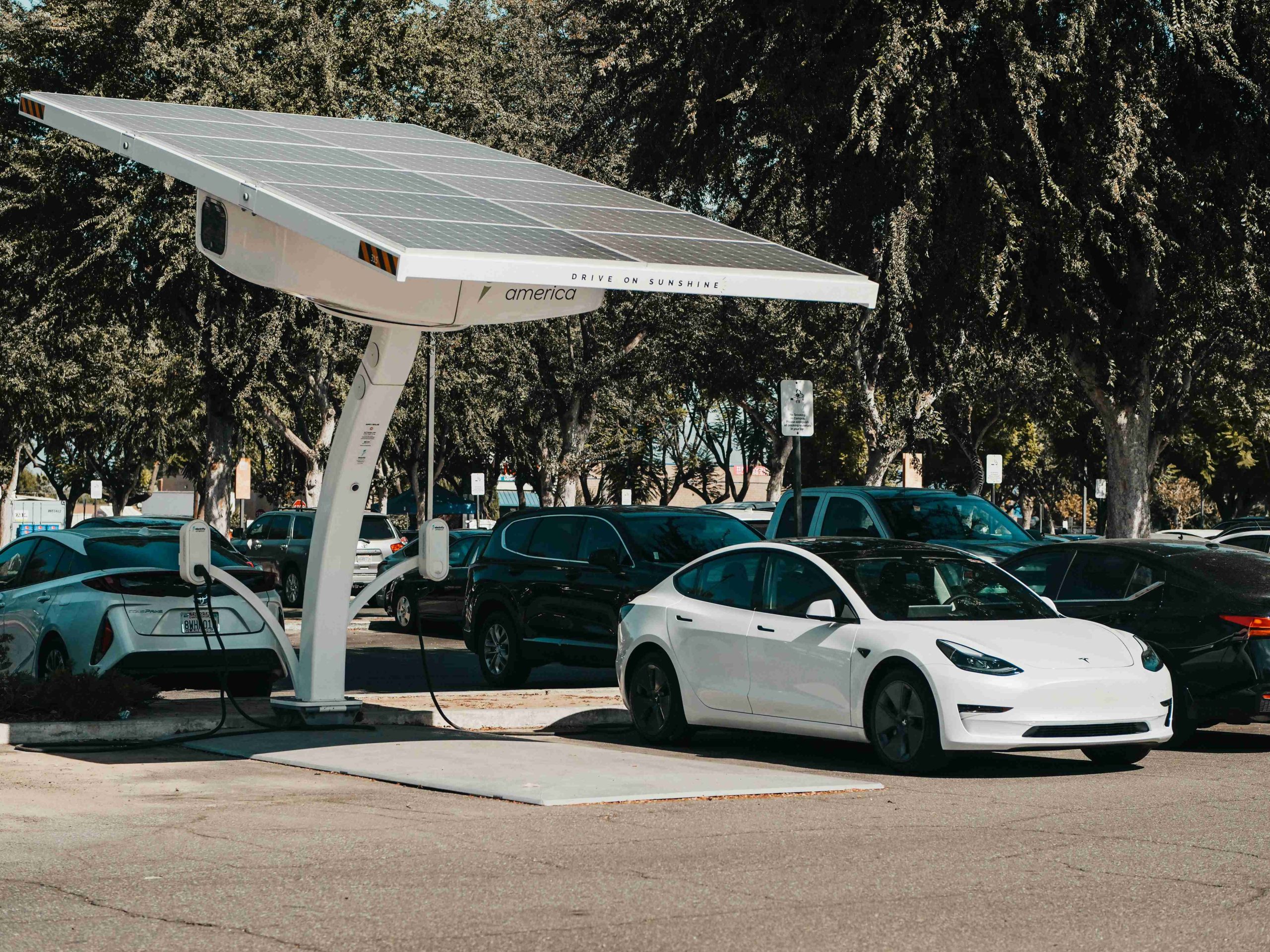 charger mobil listrik di area parkir